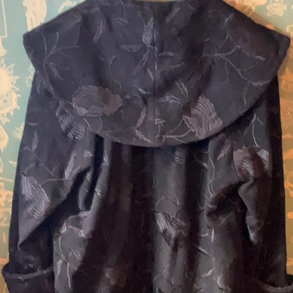 Long black coat with embroidery - Picture 6 of 9